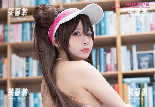 Hachi小芭的比基尼美照，轻松点燃“游泳池假期”的想象。