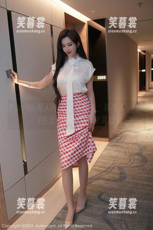 Xiuren秀人网 - 写真时刻，林文文yooki在无圣光的办公室晃悠