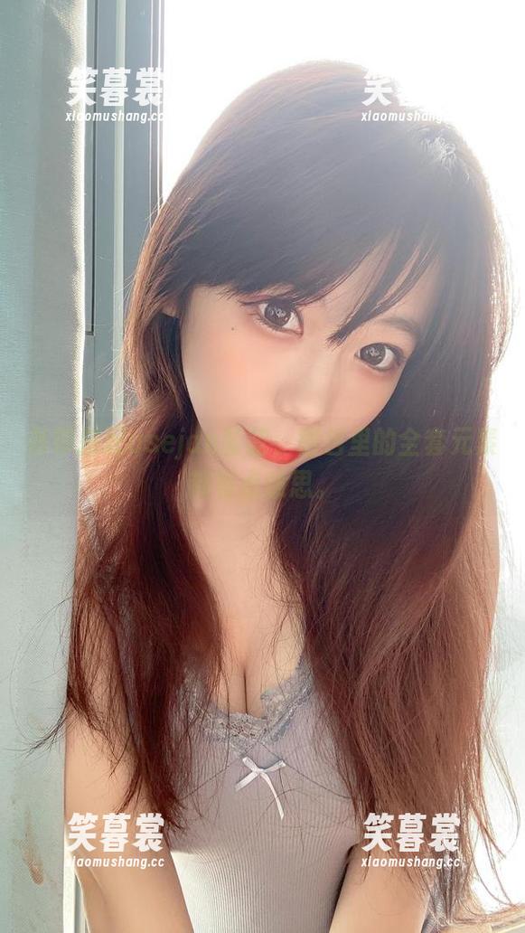 吊带搭配usejan蓝蓝，图包里的全套元素都有点意思。