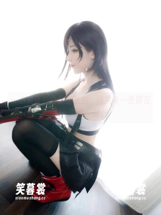 一小央泽 一小央泽的办公室私拍,图片每一处都在喊:再看一眼。