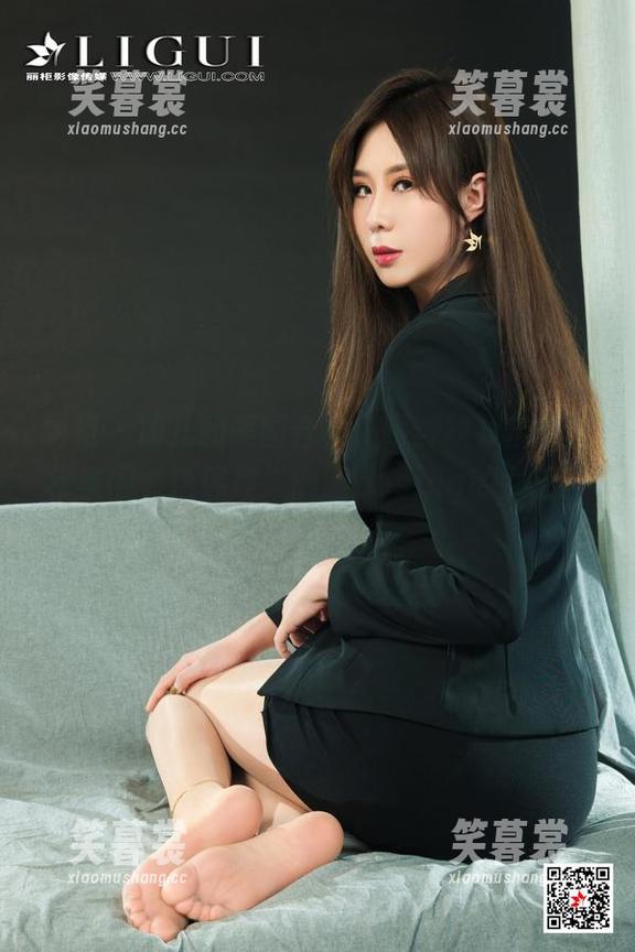 丽柜-凉儿 丽柜 - 凉儿的美图合集,绿野映衬出的轻松氛围,活像是“随意posing的女王”。