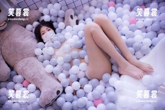 大梨子不是御姐 来看原图!大梨子不是御姐私拍的秘书造型,看完后,你也许会想,今天到底是工作日,还是时装周?
