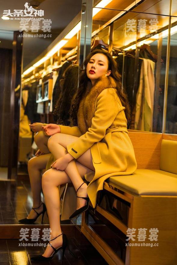 头条女神 - 一双离奇的棉袜，李丽莎在线美图里顽皮得掉渣。