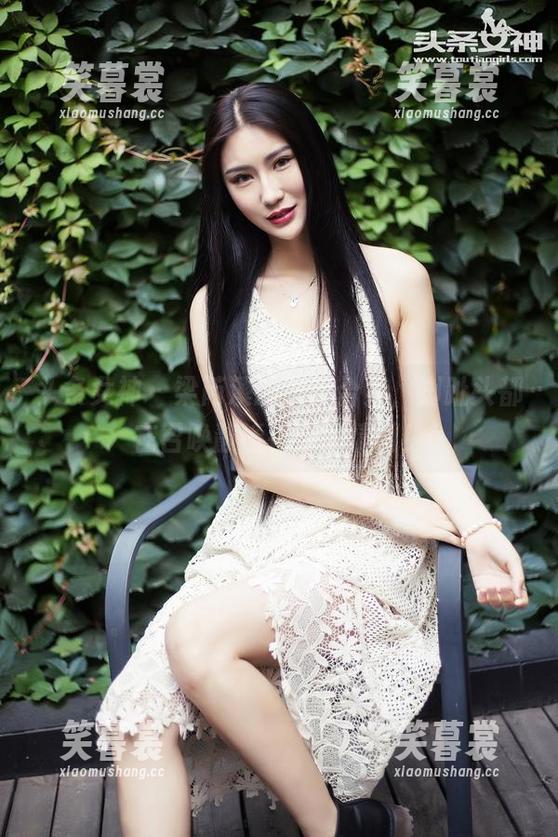 头条女神 - 梁芮溪的美脚合集，脚趾头都在召唤静谧夜晚的情调！