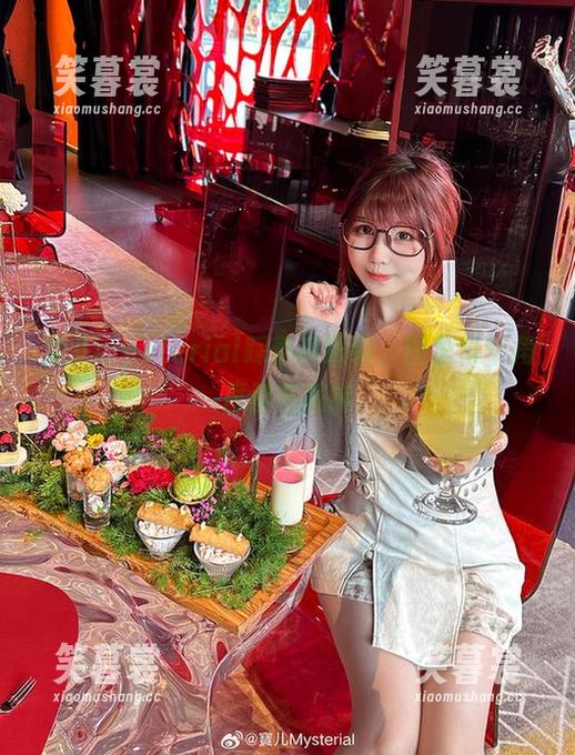 宝儿mysterial踩着高跟鞋，图里每个角度都在挑衅