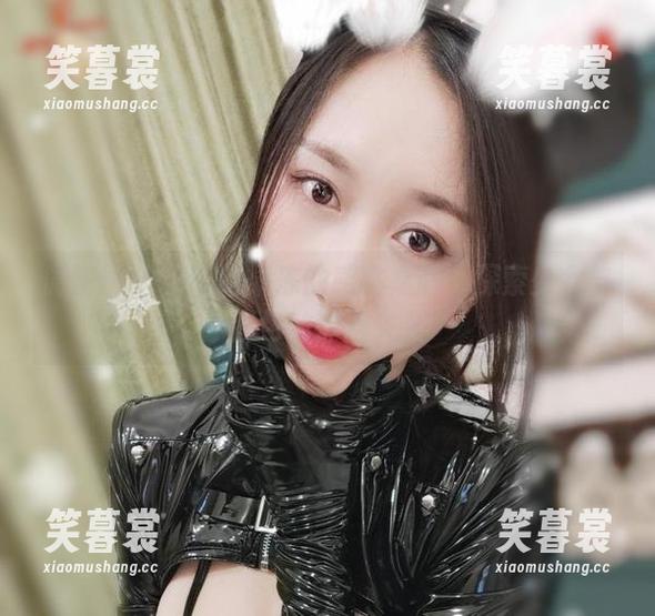 微密圈 - 小玉吃果冻的感性之旅：探索少女与图包的深层关系