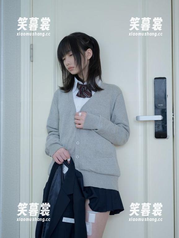 点开更新，这组“少女秩序”的过膝白丝牛仔短裙写真应该会让你眼前一亮！