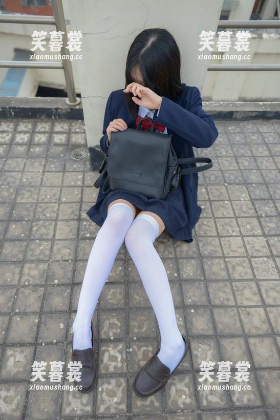 这一组白丝红裙，让少女秩序眼前一亮，观看者的内心是不是开始颤动了。