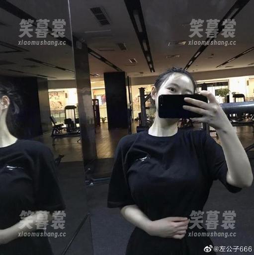 左公子666 微密圈 - 左公子666的私拍时刻:红色玫瑰带来浪漫和意外,你猜我干了什么?