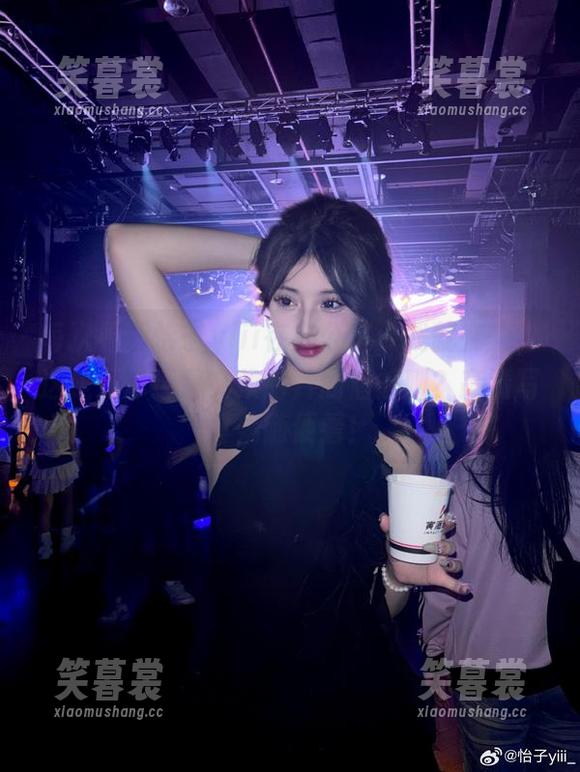 每次看到怡子yiii在办公室，我就在想，这是工作还是交换名片的潜规则？高清写真集随便看！