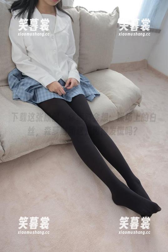 森萝财团 下载这张原图,你绝对会想:操场上的白丝,森萝财团这是闲得发慌吗?