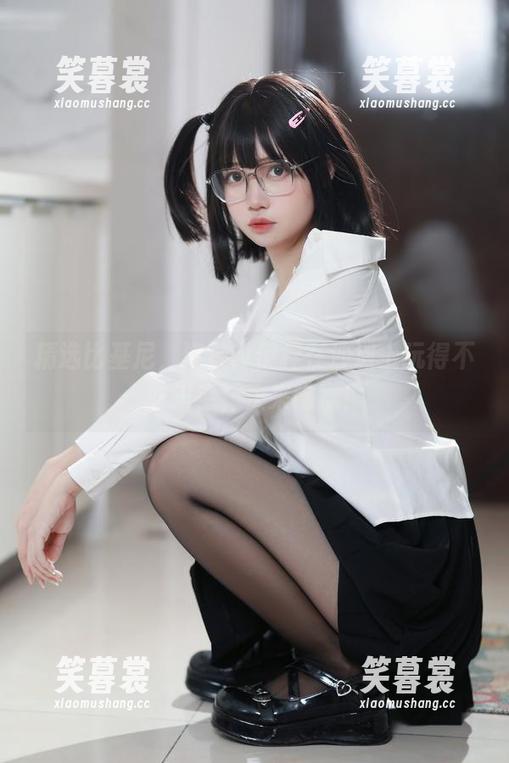 精选比基尼，洛桑w伊梓在沙滩上玩得不亦乐乎，快来瞧瞧！