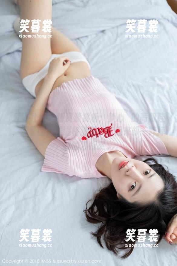 爱蜜社 - 最新资源赏析：梦心玥的高跟鞋，站着的时候逼格满满，走起来却一阵摔跤的波折感。