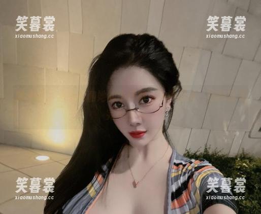 猪小七 微密圈 - 猪小七和她的牛仔裤,高清画质,美图再现完美曲线。