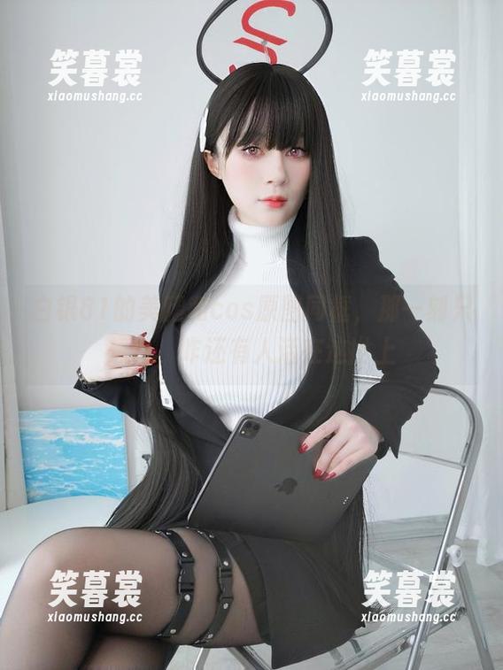白银81的美腿和cos原图同框，那一刻只想说，咋还有人活在这世上
