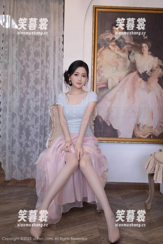 秀人网 - 温妮的夏天写真，拍出了我吃西瓜时的短暂追思。