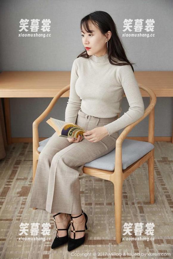 蜜桃社-Gina 蜜桃社 - 游泳池边的Gina说,‘谁需要圣光啊?我是光的源泉!’