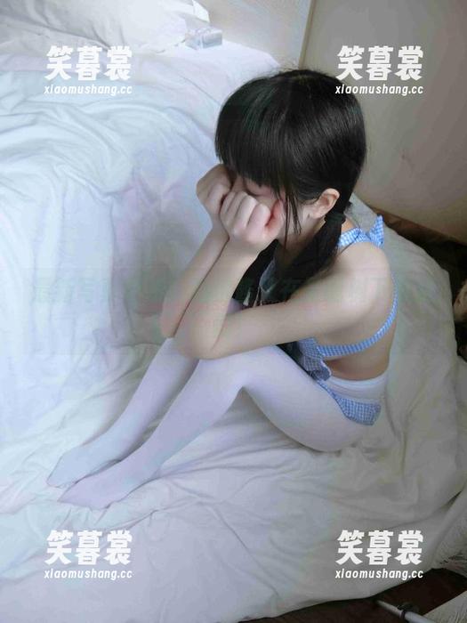 最新写真更新！西尔酱又在圣诞树下撒腿舞！