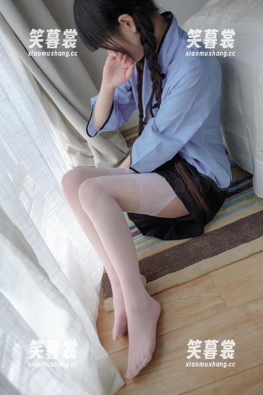 白衬衫里的西尔酱+无圣光，随意得像隔壁家的小猫。