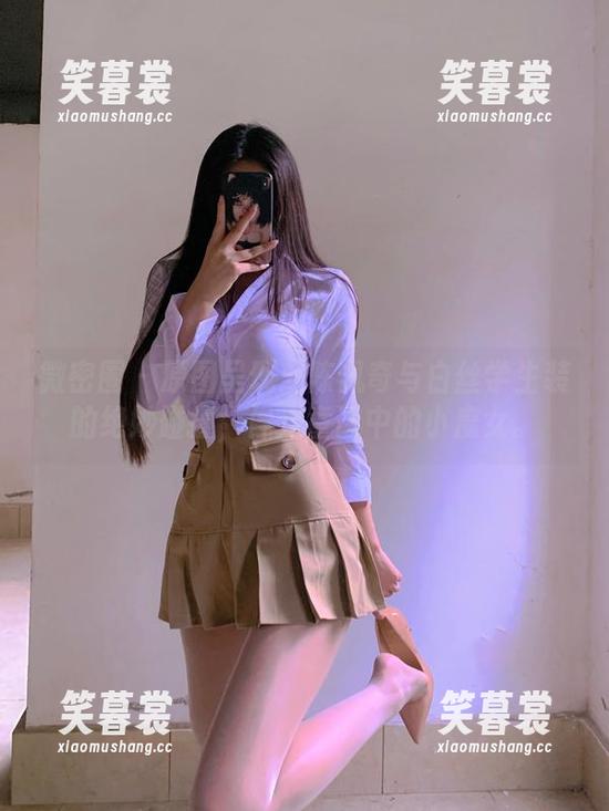 陈佩奇 微密圈 - 原图呈现:陈佩奇与白丝学生装的绝妙碰撞,像是童话中的小魔女。