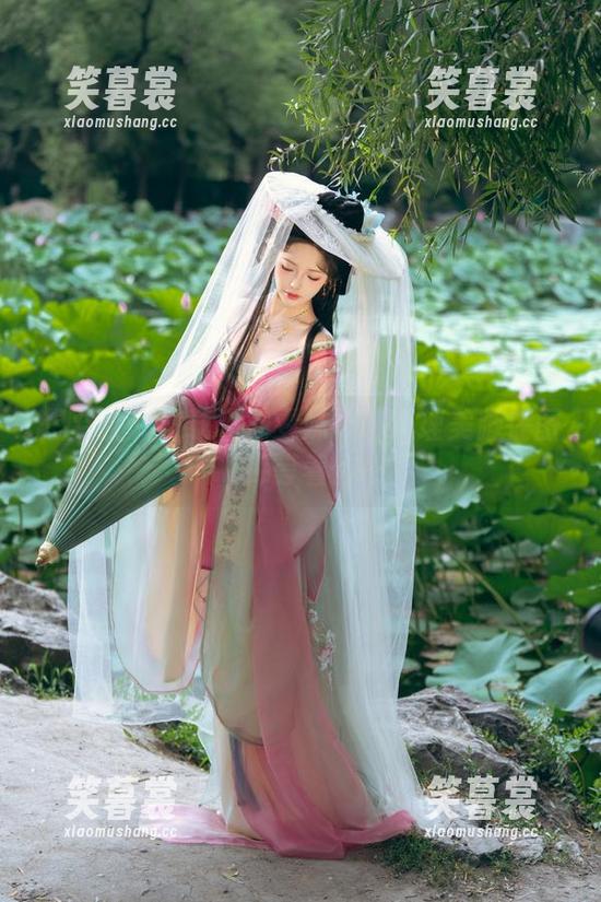 想要仗义下载吗？雯妹不讲道理美脚在图库等着你