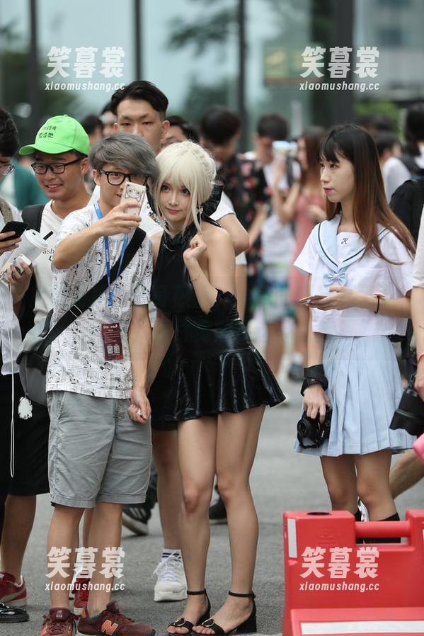 魔镜街拍：紧身热裤，给我的眼睛开了个小差，图片真败我这种花痴